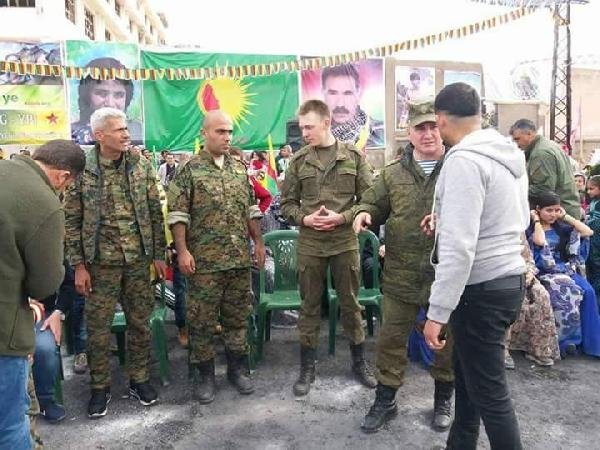 Rus askerleri, YPG paçavrasıyla poz verdi