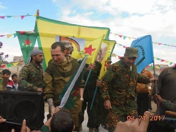Rus askerleri, YPG paçavrasıyla poz verdi
