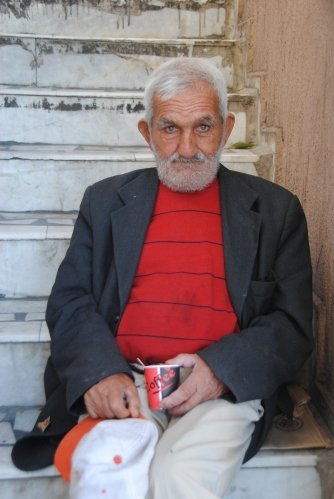 Sokakta yaşayan yaşlı adam: Soğuk havalarda donanarak ölmekten korkuyorum