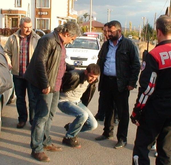 AKSARAY'DA POLİSİN 'DUR' İHTARINA UYMADI 2 OTOMOBİLE ÇARPTI
