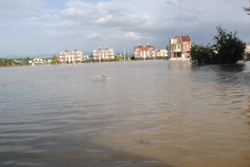 Manavgat sular altında kaldı: 200'ün üzerinde ev ve iş yeri sular altında kaldı