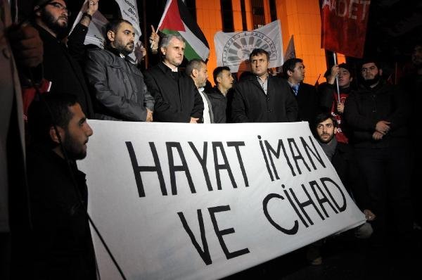 İSRAİL'İN MESCİD-İ AKSA'YI KAPATMASINI PROTESTO ETTİLER